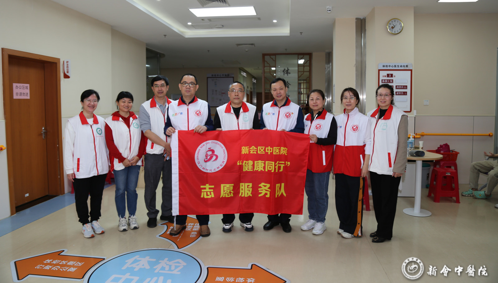 志愿者在獻(xiàn)血現(xiàn)場(chǎng) (3).JPG